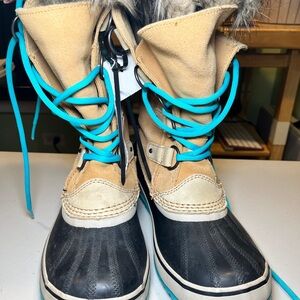 Sorel Women's Tan and Black Winter Boots